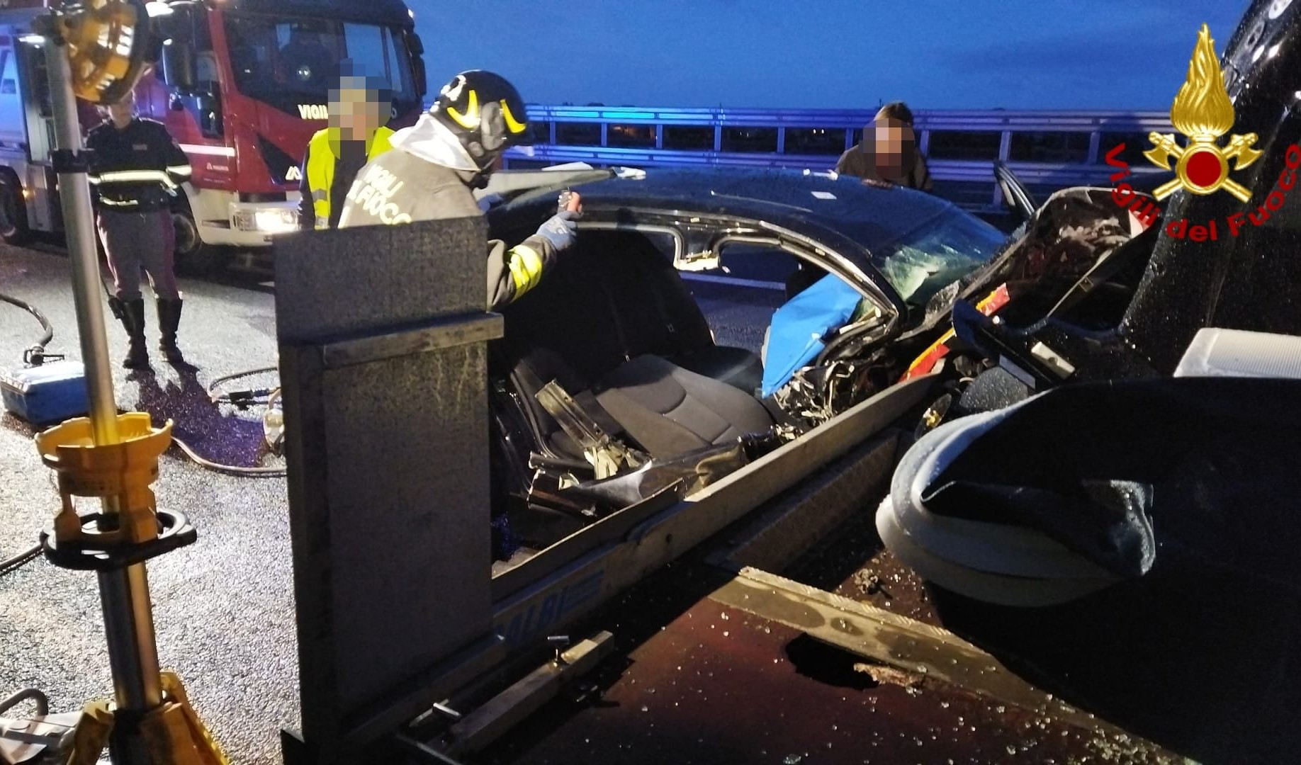 Caos autostrade, auto colpisce camion fermo in area di sosta: tre feriti