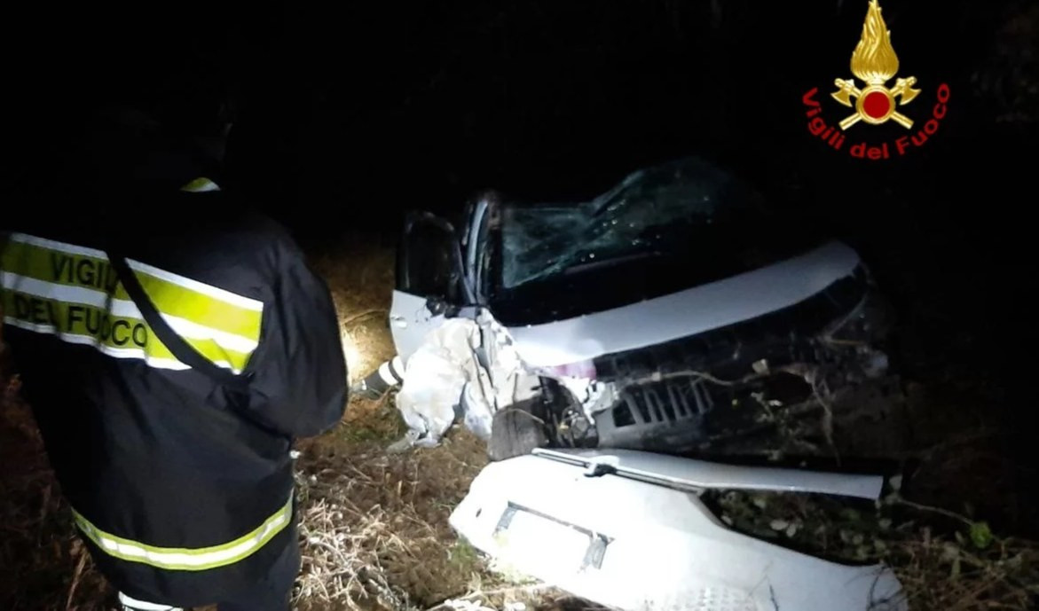 Genova, auto giù nel burrone per evitare un cinghiale: salvi per miracolo