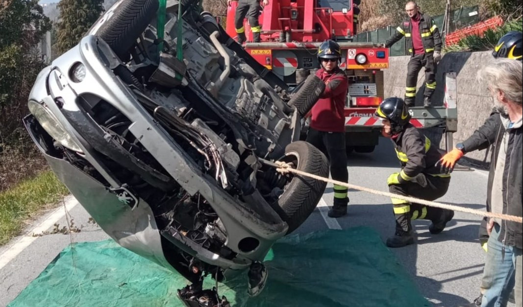 Ragazza finisce fuori strada e si cappotta, i vigili del fuoco recuperano l'auto