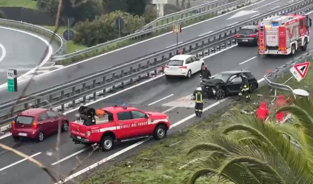 Caos autostrade, in A10 auto finisce contro guardrail 