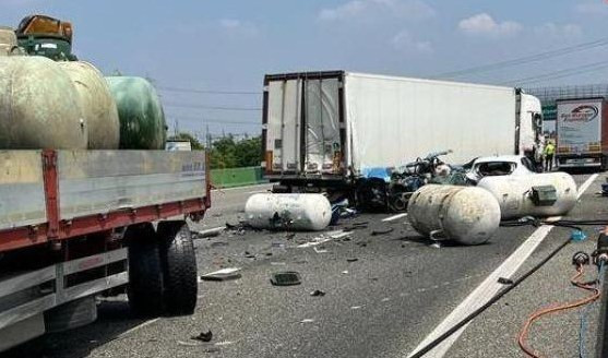 Incidente sull'A4 tra auto e camion, 2 morti e 3 feriti tra cui una genovese