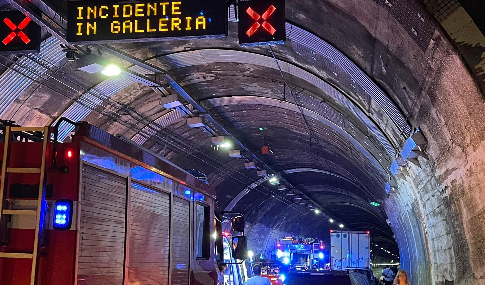 Caos autostrade, auto si ribalta in galleria prima di Genova Est