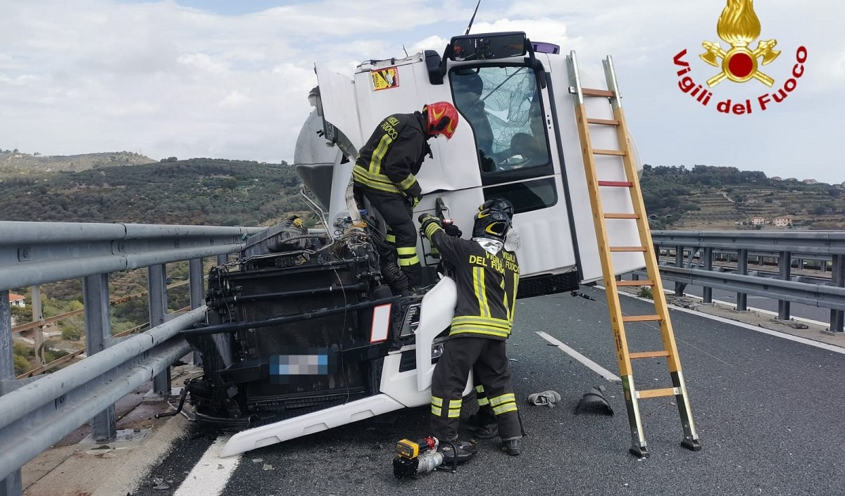 Caos autostrade, scontro tra tir tra Imperia e Taggia: tratto riaperto