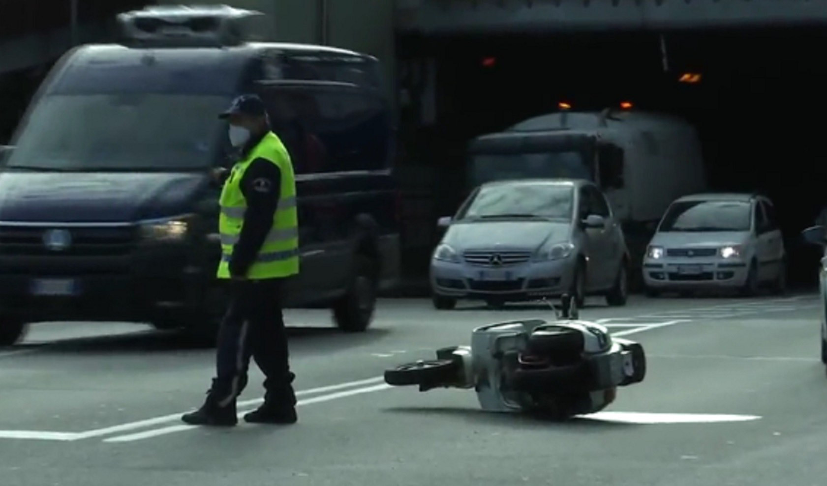 Genova, grave incidente in via Canevari: scontro moto-tir