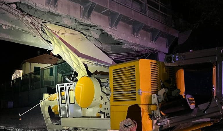 Camion contro cavalcavia, autostrada A10 riaperta in scambio di carreggiata