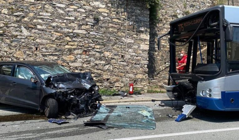 Genova, scontro bus-auto in via Somma a Nervi: 4 ferite, tutte donne