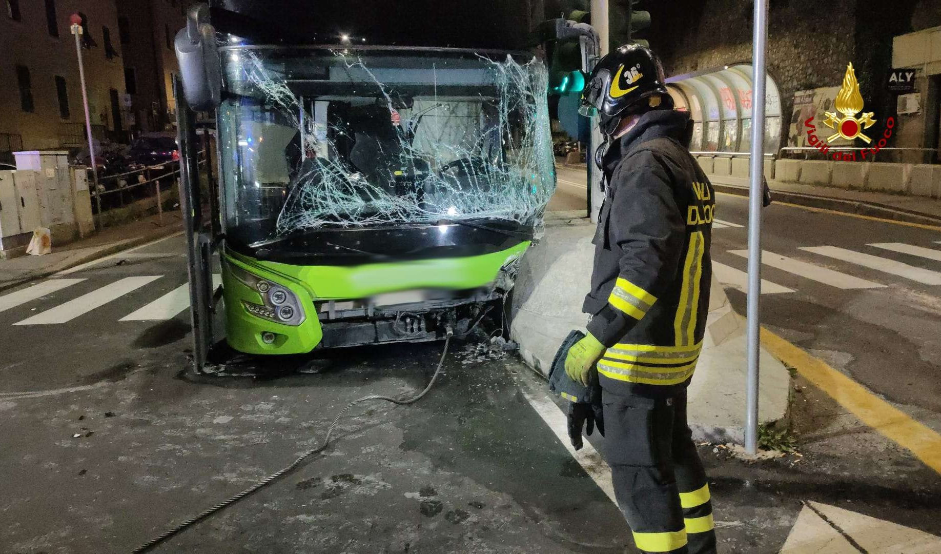 Genova, Flixbus contro pensilina bus in corso Europa: sei feriti