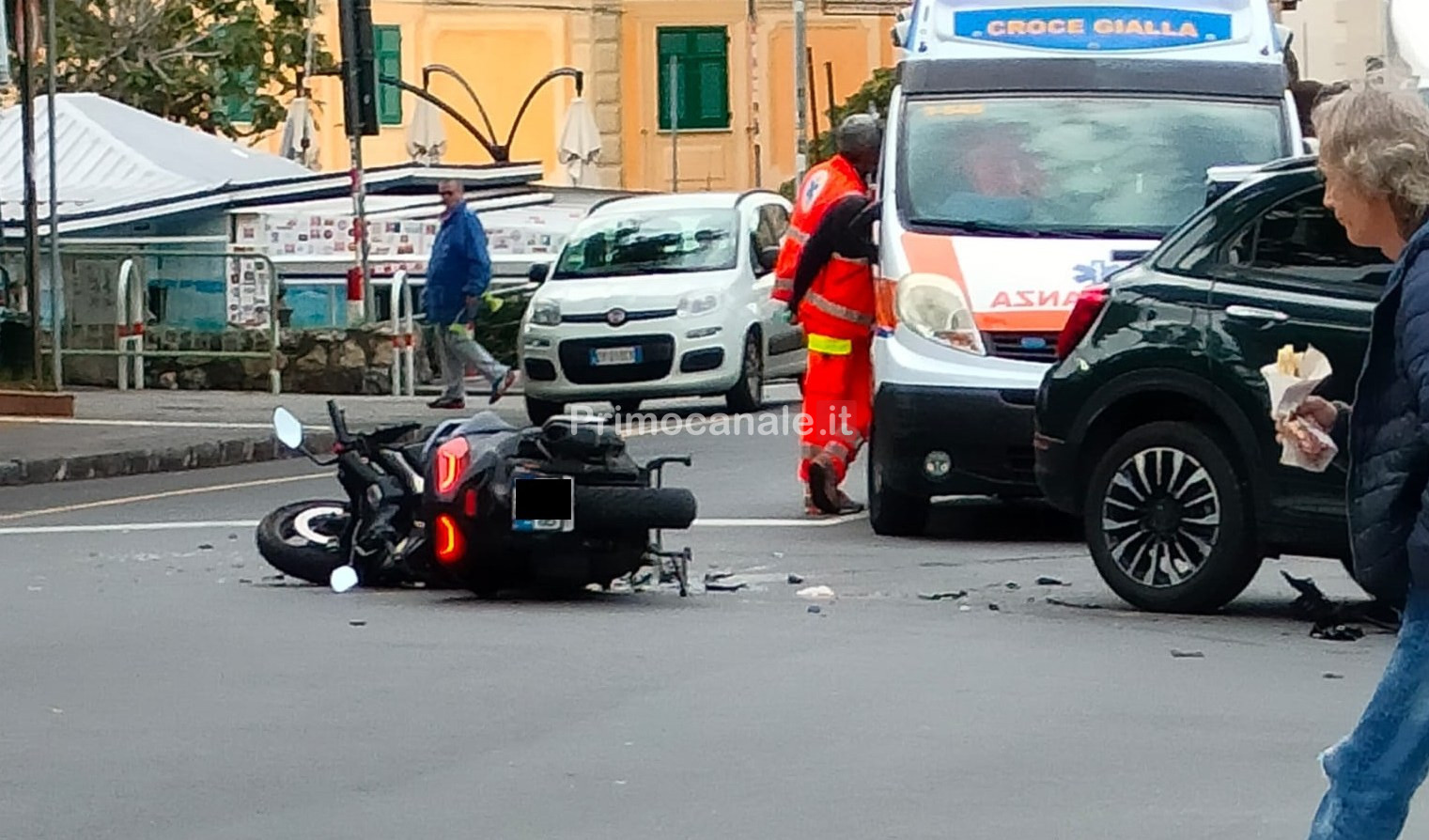 Genova, scontro auto-moto a Quinto: centauro all'ospedale