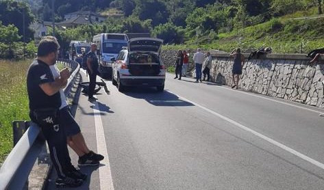 Tampona auto e finisce sotto un bus: muore motociclista