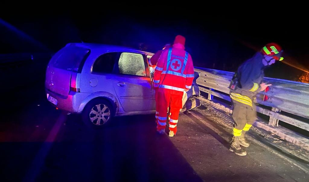 Auto si schianta contro albero a Ne: 51enne all'ospedale in elicottero