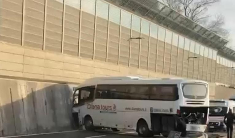 A10, tragedia sfiorata: bus con scolaresca contro muro. Riaperto tratto