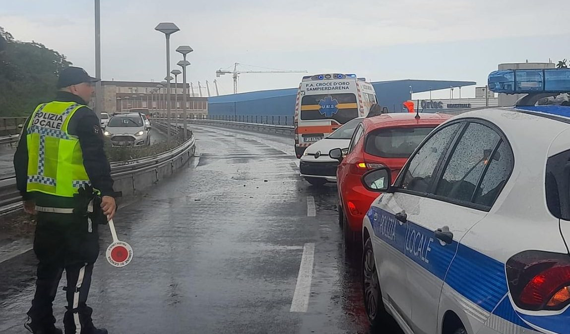 Genova, sopraelevata bloccata per un incidente