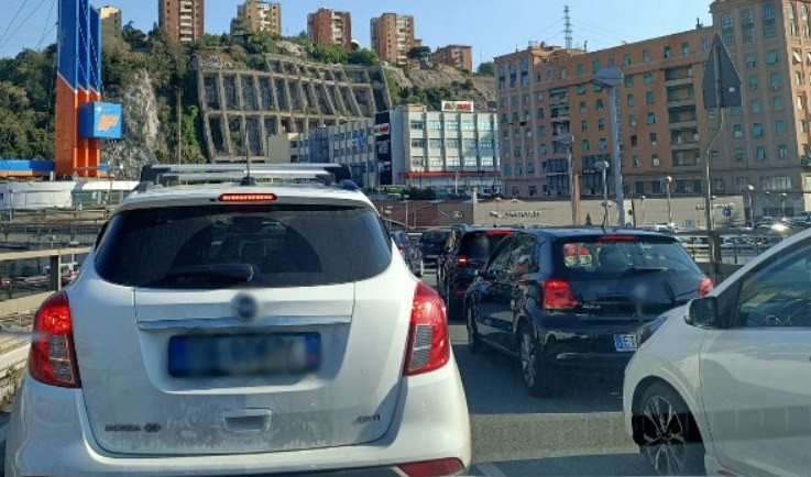Genova, scontro auto-ambulanza in sopraelevata: traffico in tilt