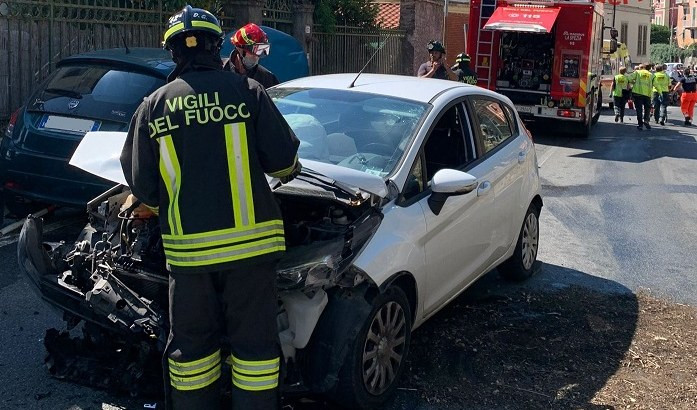 Scontro frontale tra due auto: grave uno dei conducenti