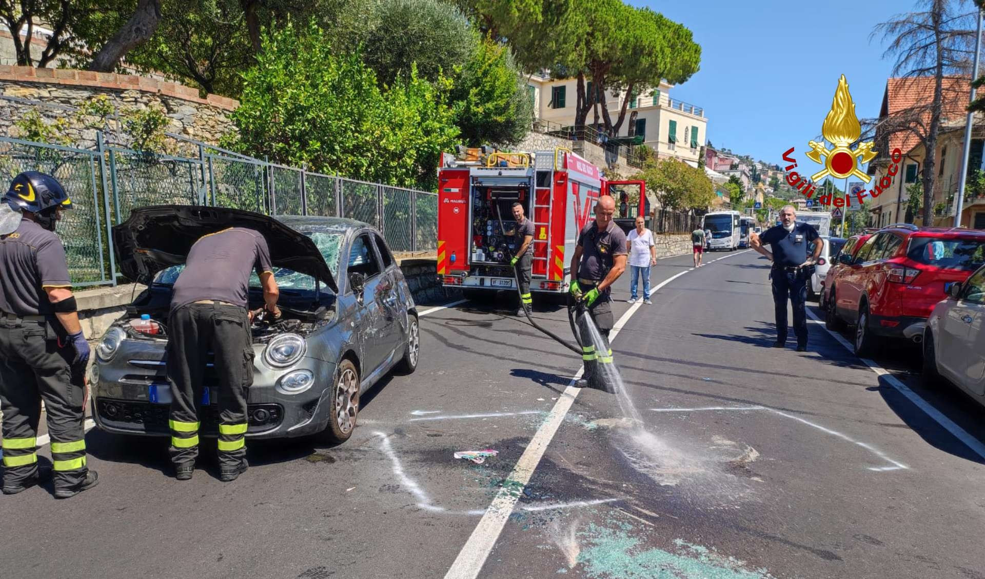 Genova, perde il controllo dell'auto e si cappotta in Aurelia: donna in codice rosso