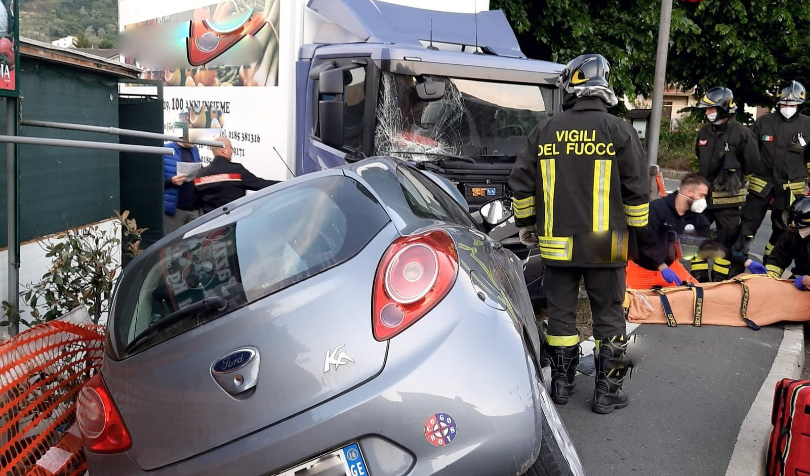 Cogorno, perde il controllo della macchina e finisce contro un camion