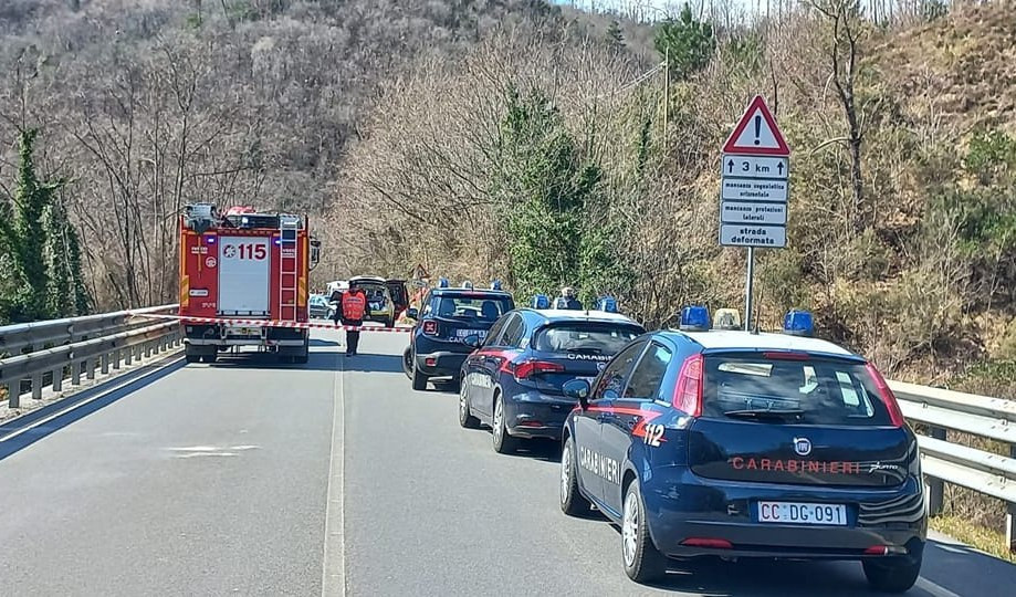 Sesta Godano, auto contro pulmino: muore pensionato