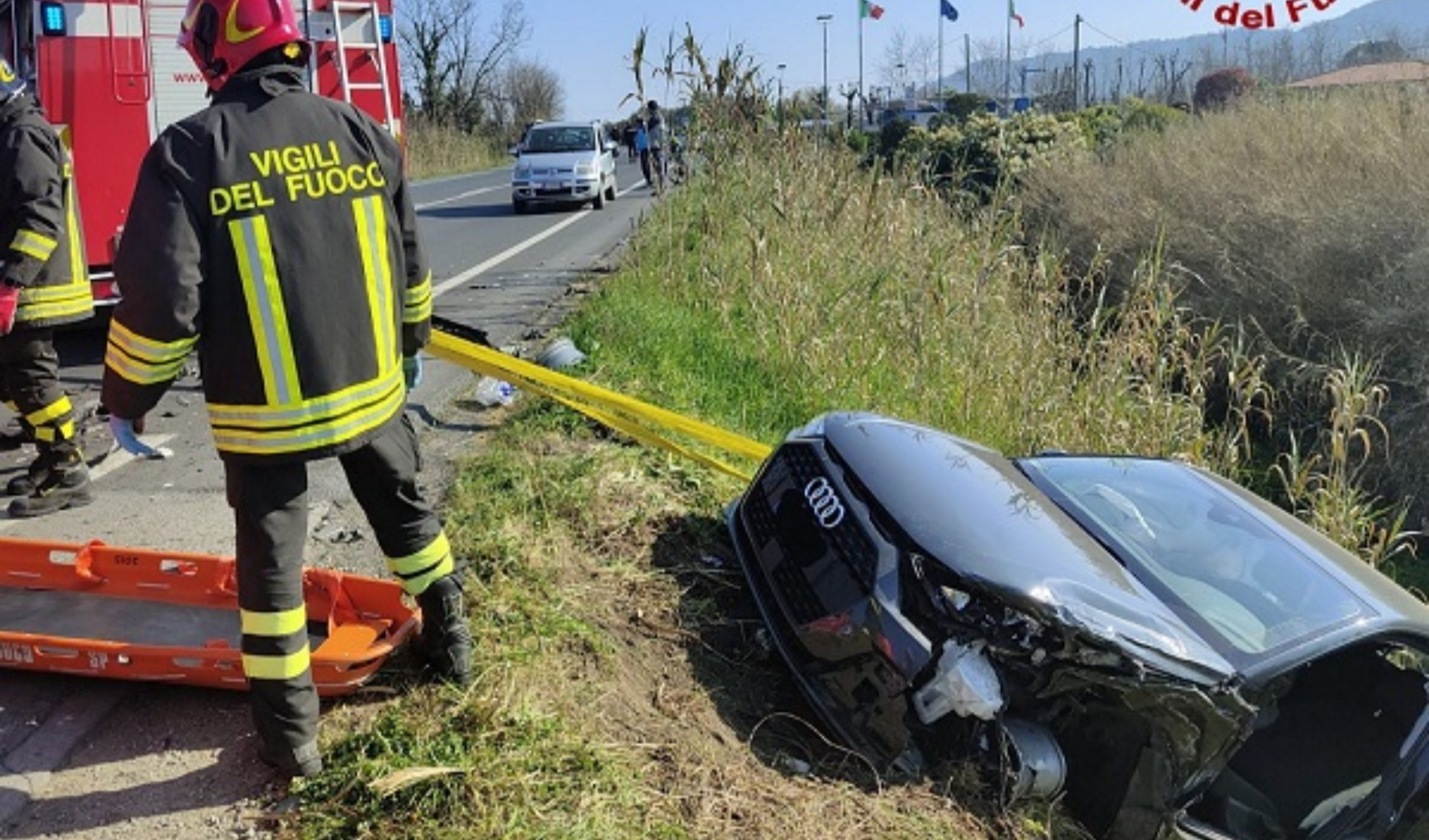 Perde il controllo dell'auto e finisce fuori strada: interviene l'elicottero