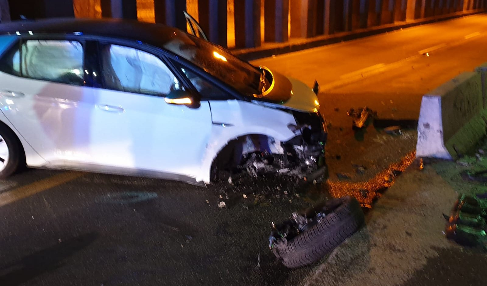 Incidente a Genova, colpo di sonno alla guida e va a sbattere su guardrail