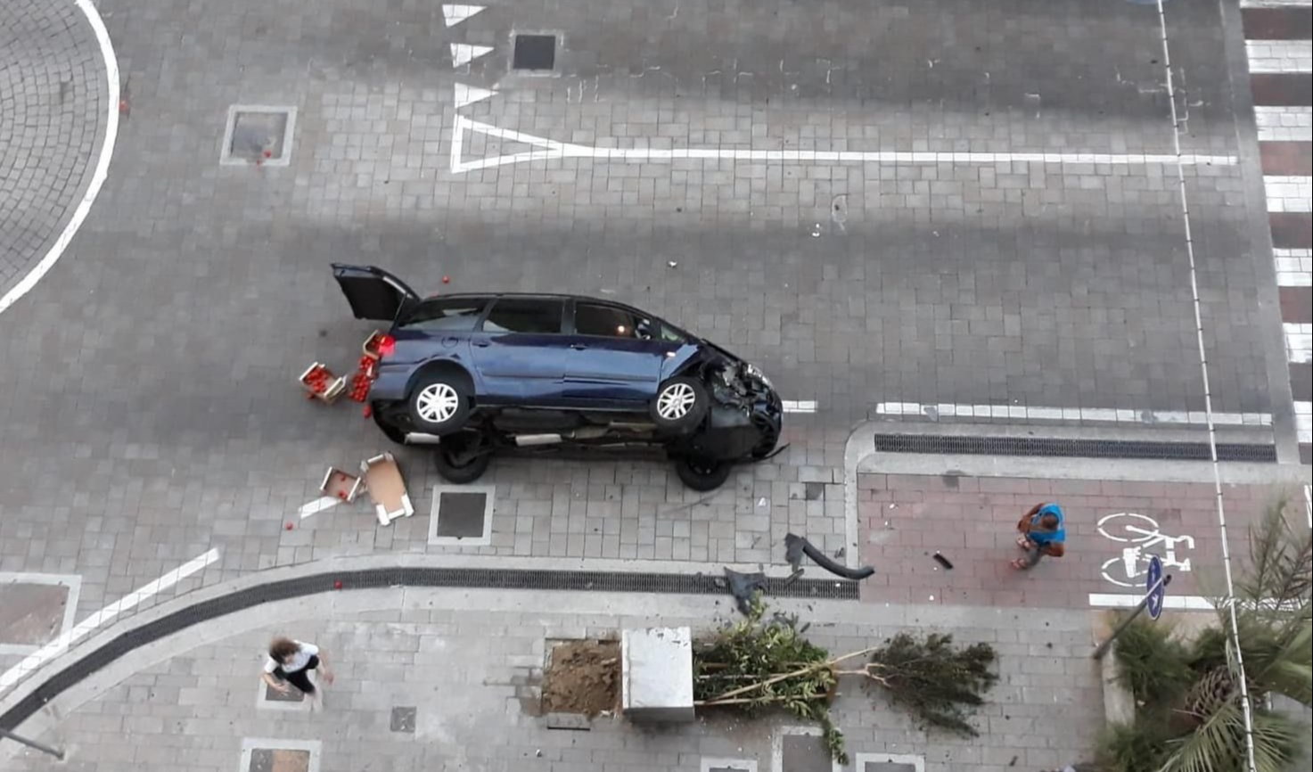 Genova, auto scontra una fioriera e si ribalta: incidente all'alba in via Cornigliano