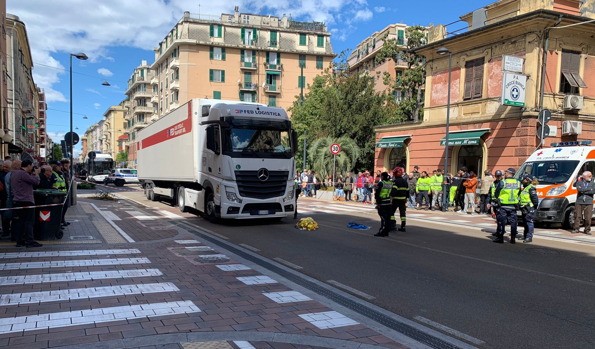 Genova, camion investe due pedoni: morta una donna, ferito un uomo
