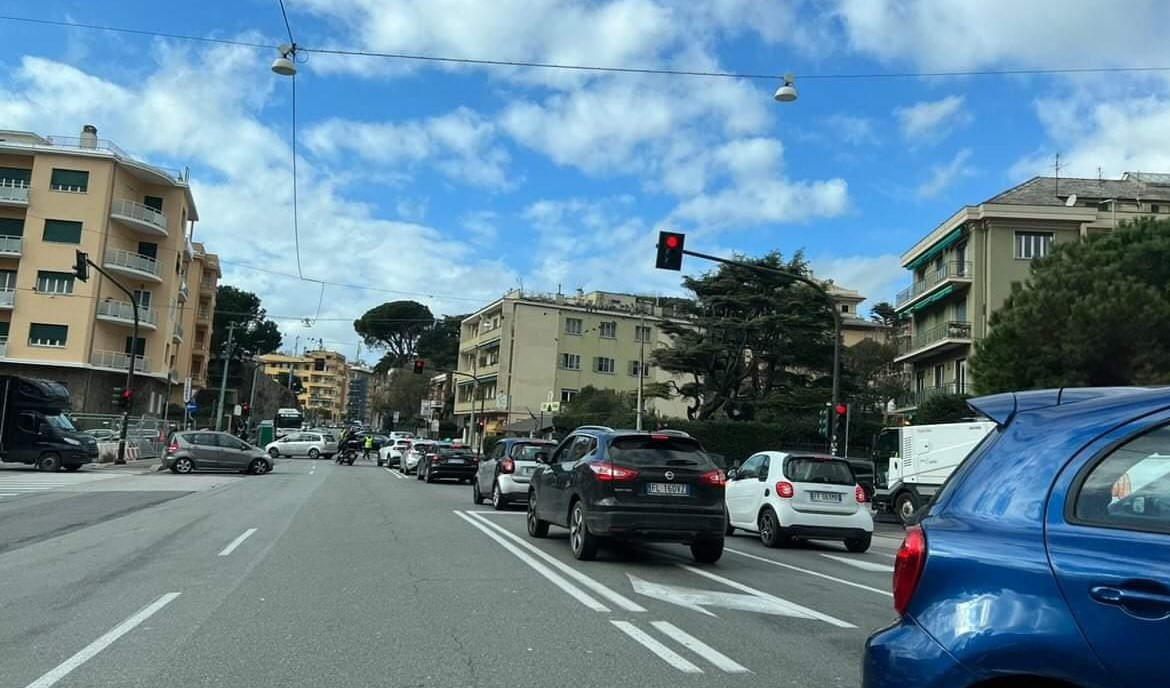 Genova, grave incidente in via Gobetti: motociclista in codice rosso