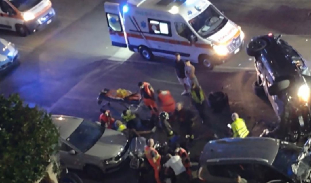 Genova: perde il controllo dell'auto, colpisce veicoli parcheggiati e si ribalta 