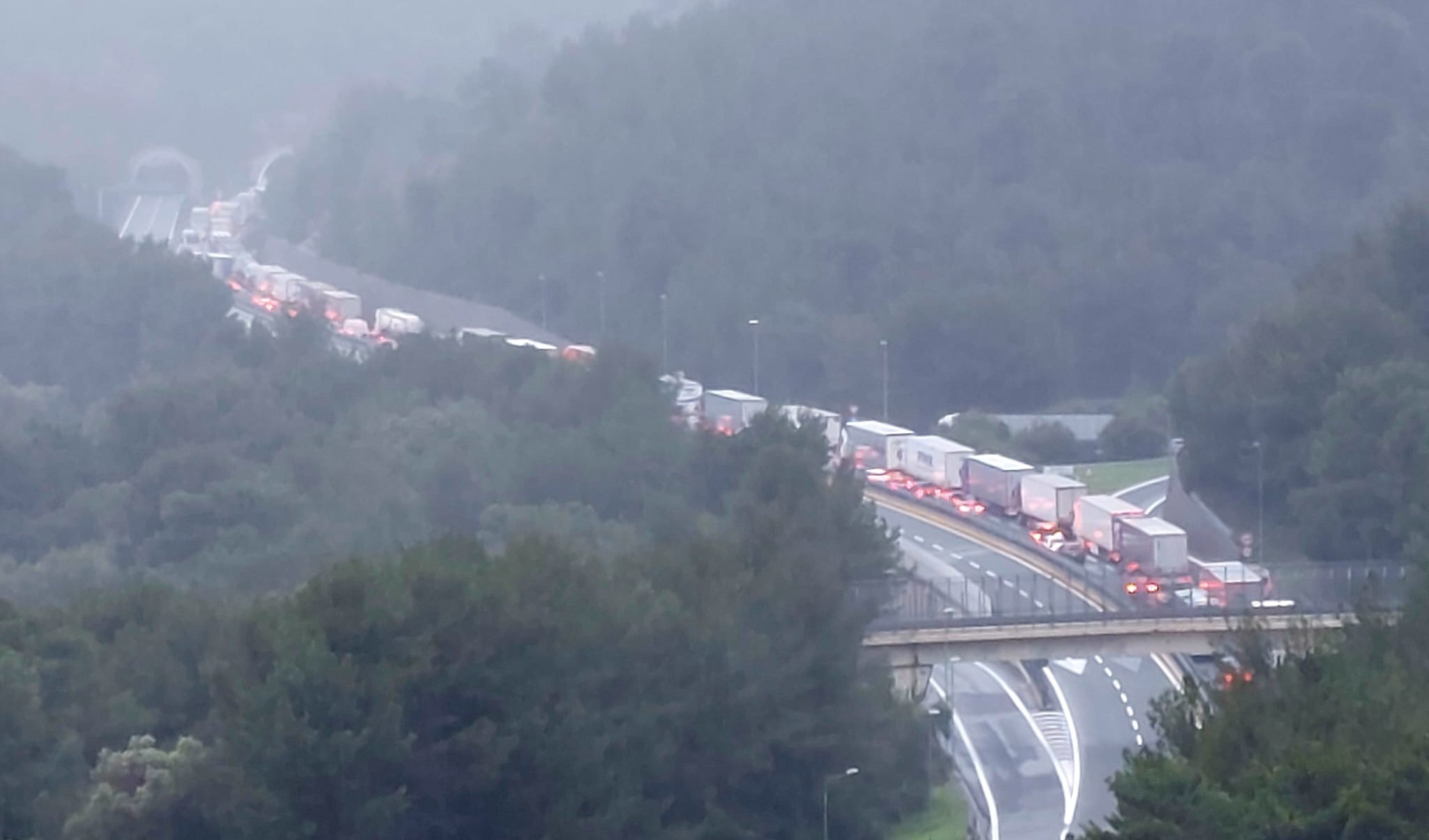 A10, frontale in scambio di carreggiata: giornata di caos, fino a 16 km di coda per la Francia