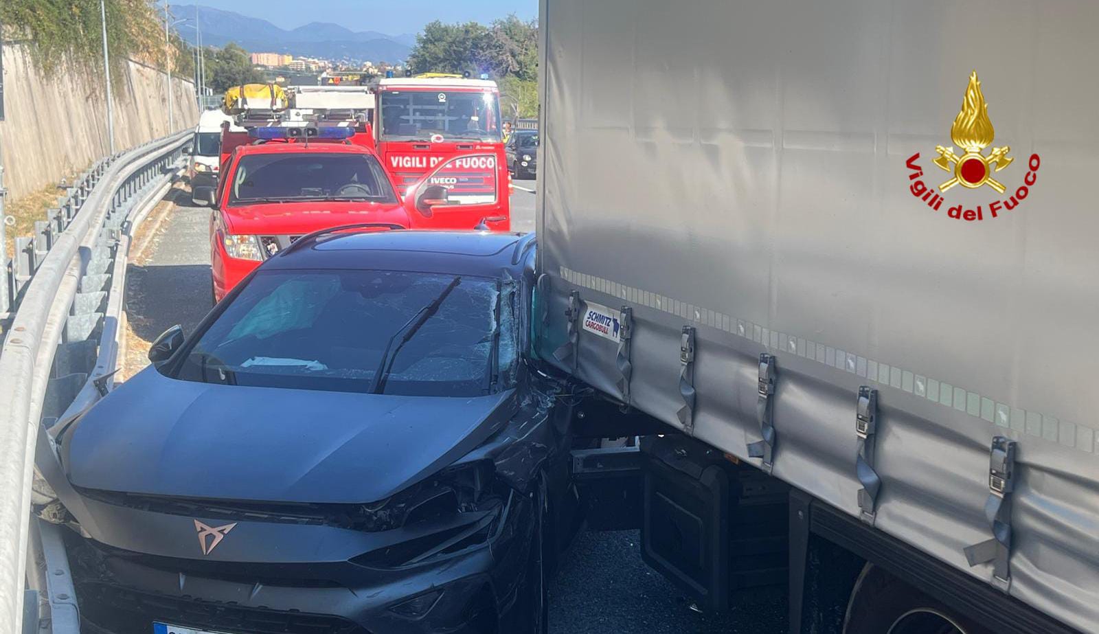 Un'auto Cupra si è schiantata contro un camion sull'autostrada A10