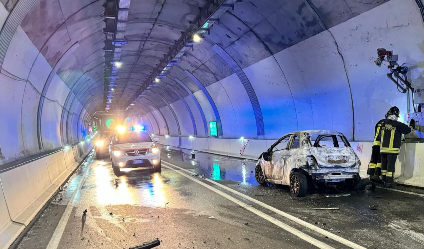 Un'auto carbonizzata in galleria con i vigili del fuoco
