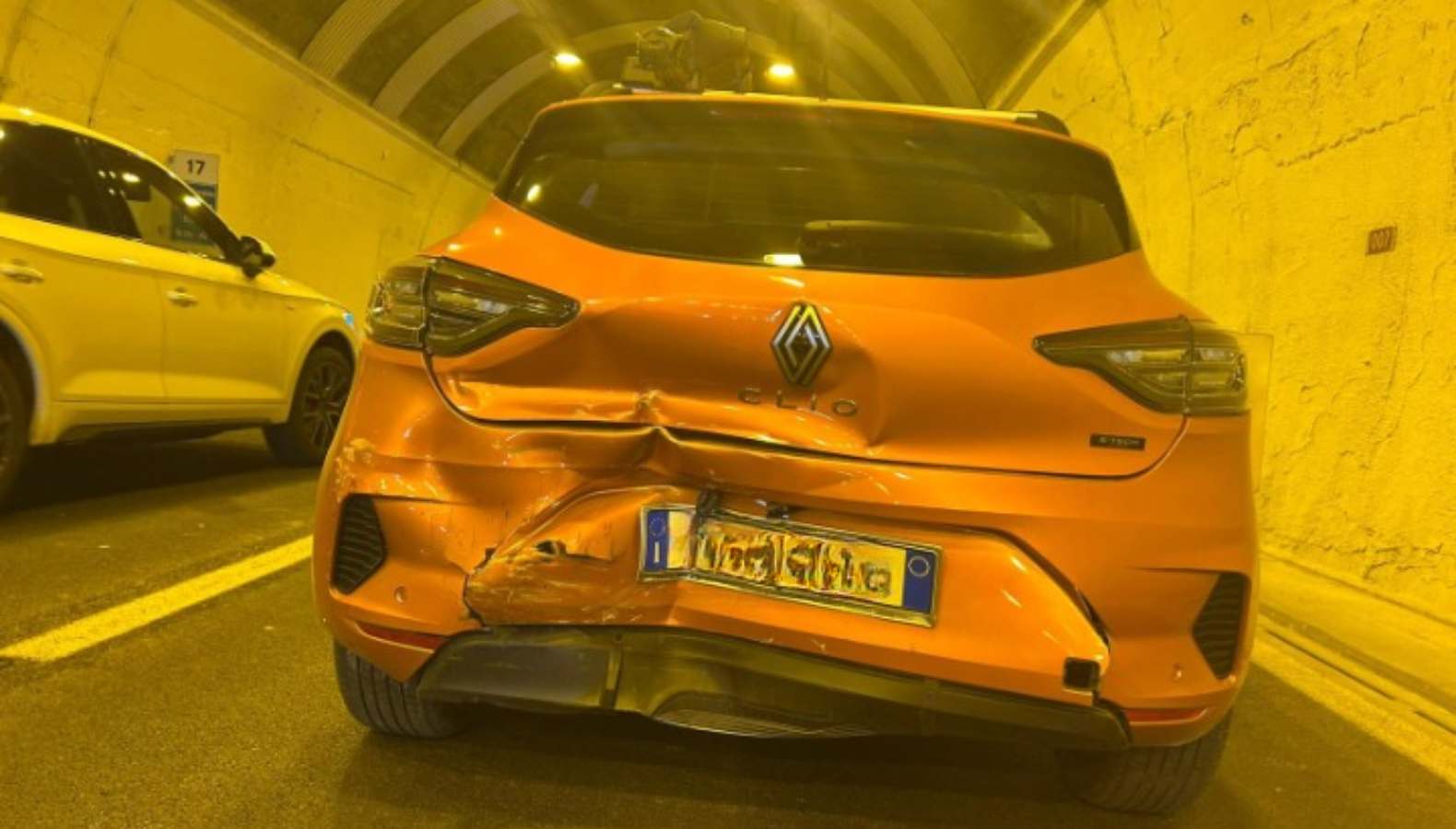 Doppio tamponamento in A26 Un'auto incidentata