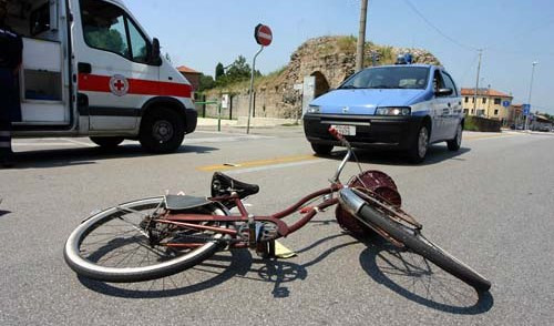 Litiga con un ciclista e gli distrugge la bici a bastonate 