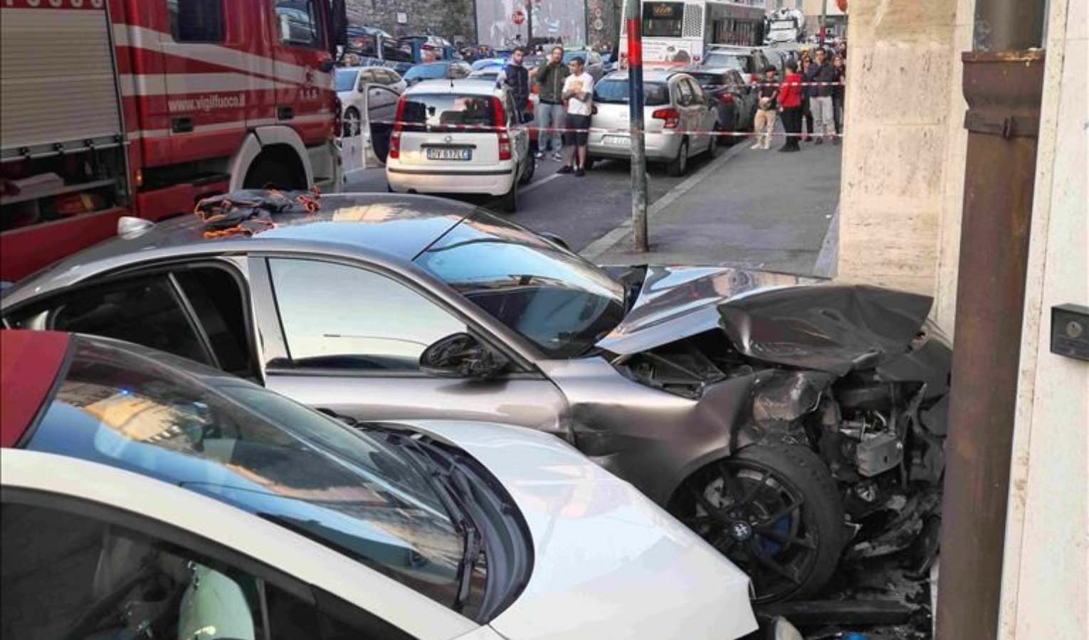Incidente stradale in via Bologna, pedone schiacciato da auto contro saracinesca