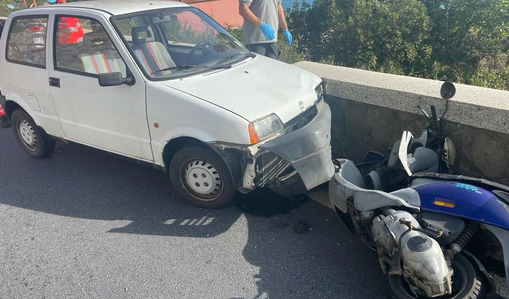 Grave incidente sull'Aurelia, auto contro scooter: donna vola fuori strada