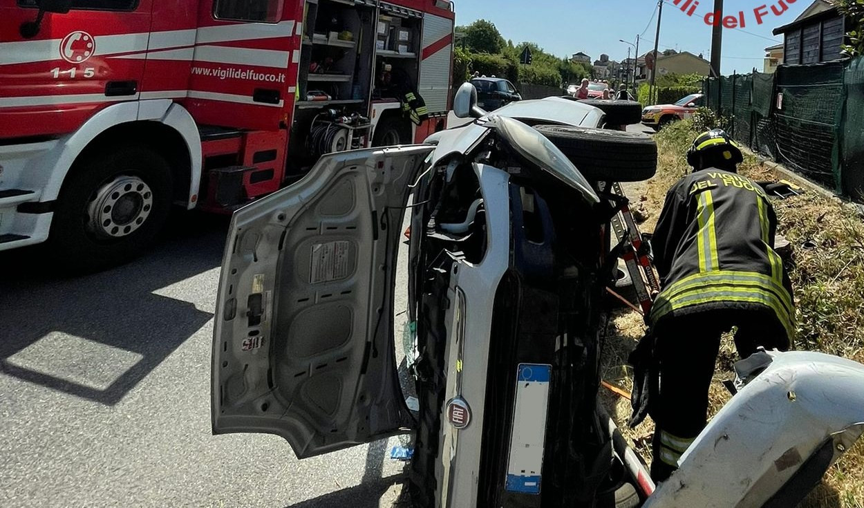 Si ribalta da solo con l'auto e rimane incastrato: salvato dai vigili del fuoco