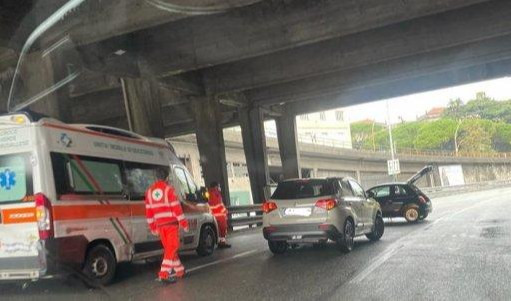 Genova, incidente in corso Europa: scontro tra due auto