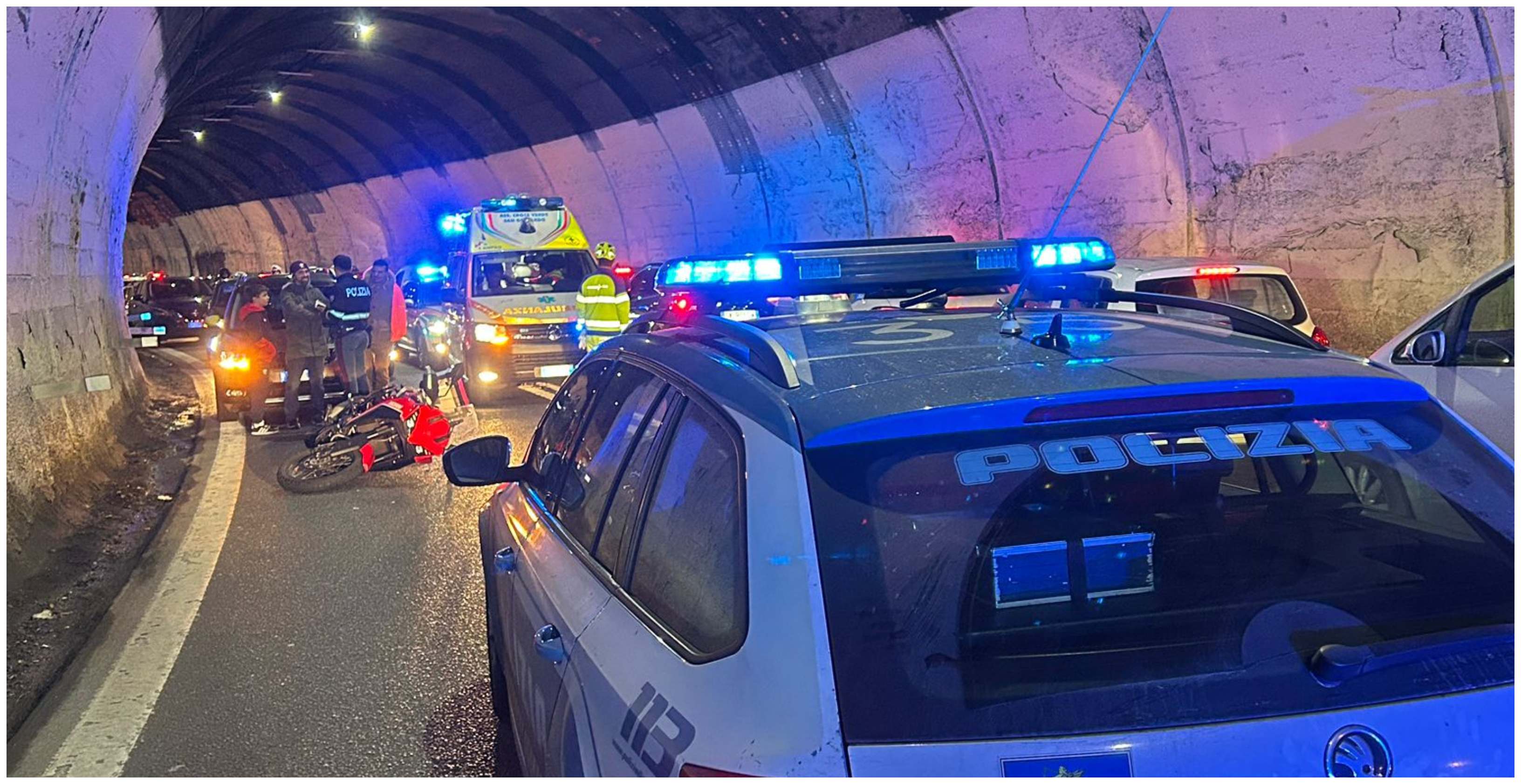 Incidente stradale in A12, scontro auto-moto: grave il centauro