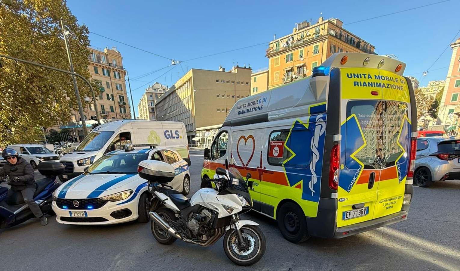 Frate motociclista falciato da un altro centauro in piazza Giusti