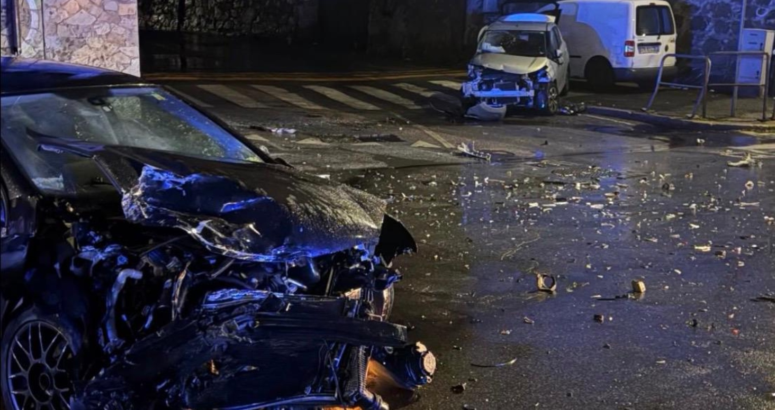 Incidente frontale tra due auto, una scappava dalla polizia: tre feriti