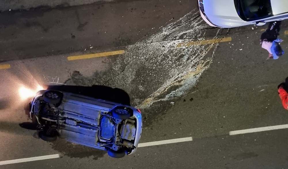 Genova, auto a tutta velocità si cappotta in via Carrara, nessun ferito