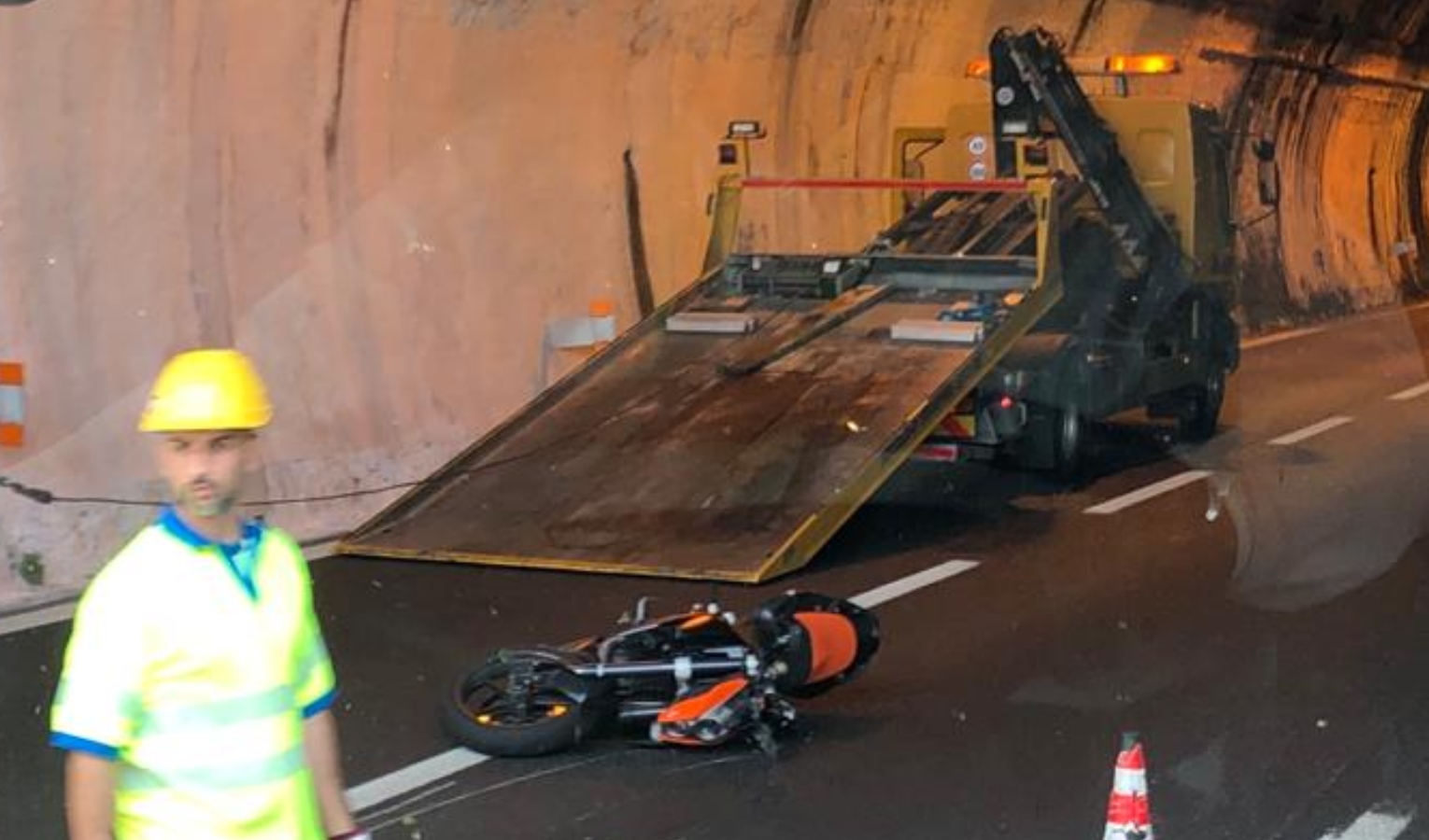 Schianto in A10 tra Arenzano e Genova Pra', motociclista grave all'ospedale