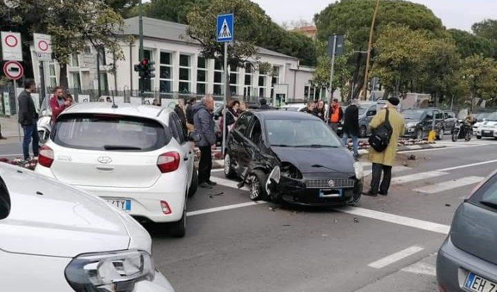 Incidente alla Spezia, scontro fra tre automobili: due feriti