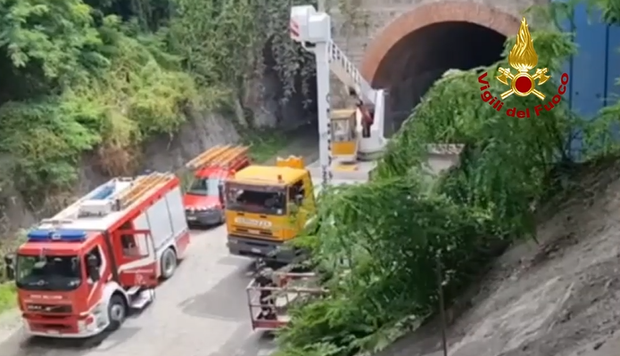 Genova, incidente sul lavoro: operaia ferita recuperata dai pompieri
