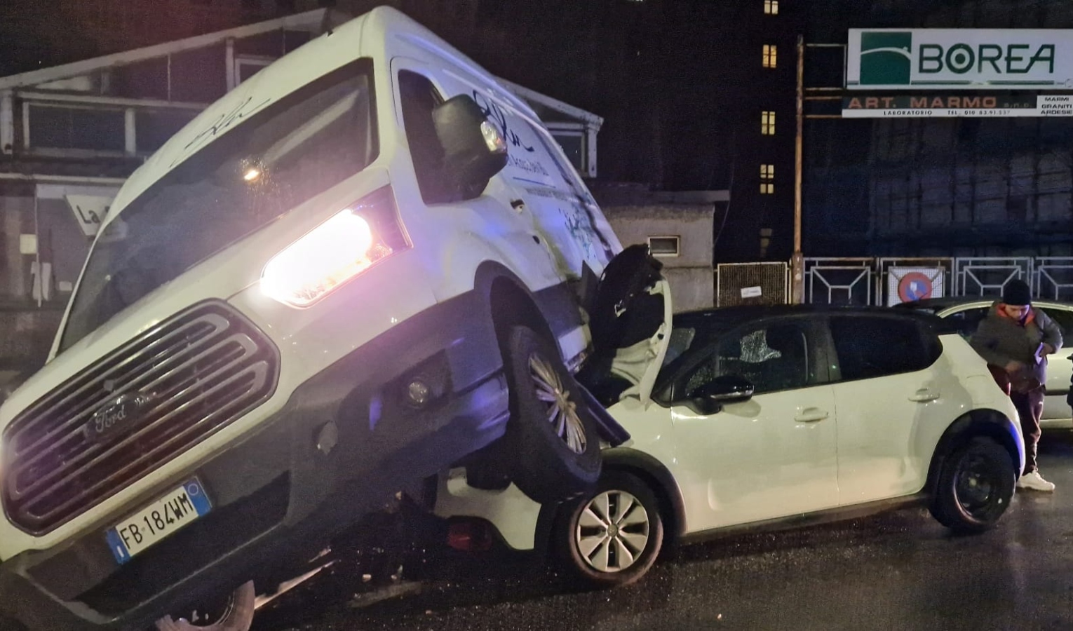 Auto sotto furgone allo svincolo per Genova Est, problemi al traffico