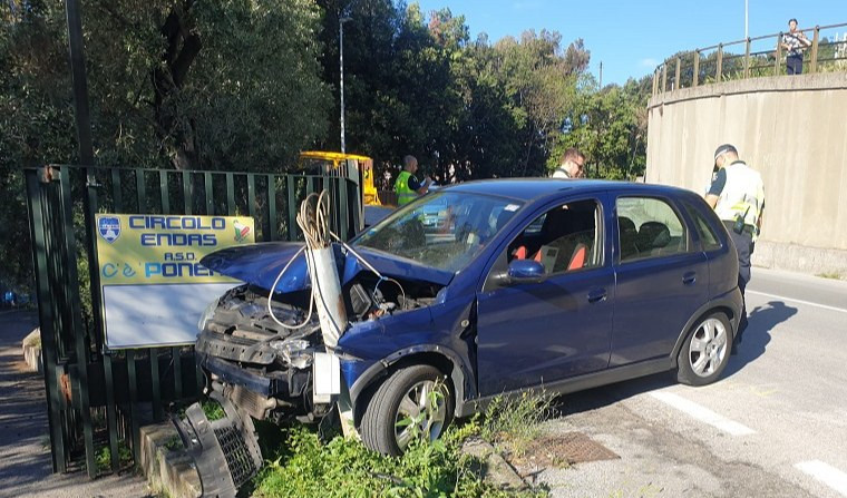 Genova, auto contro palo della luce: conducente illeso