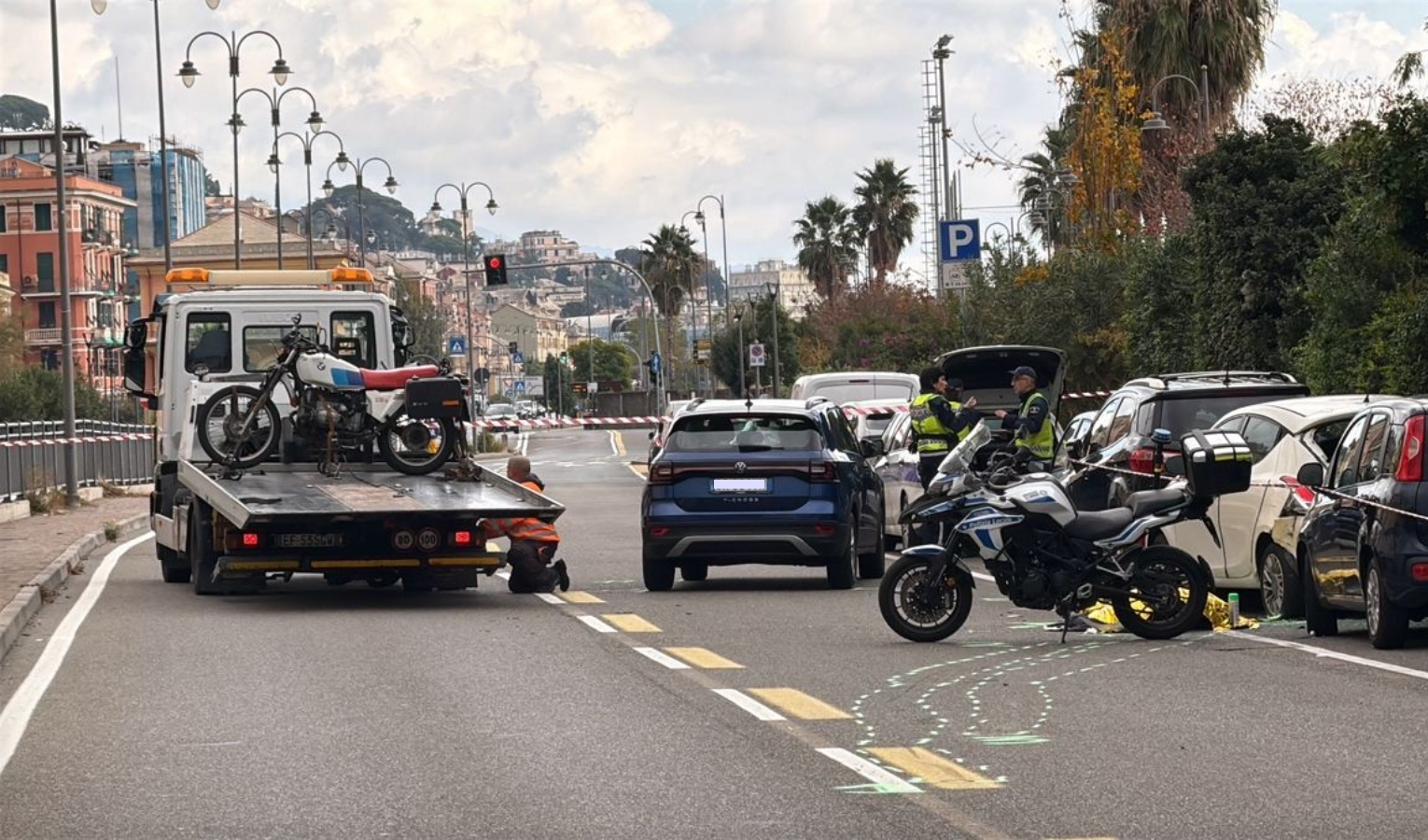 Incidente in via Pra', schianto tra un'auto e una moto. Morto il centauro