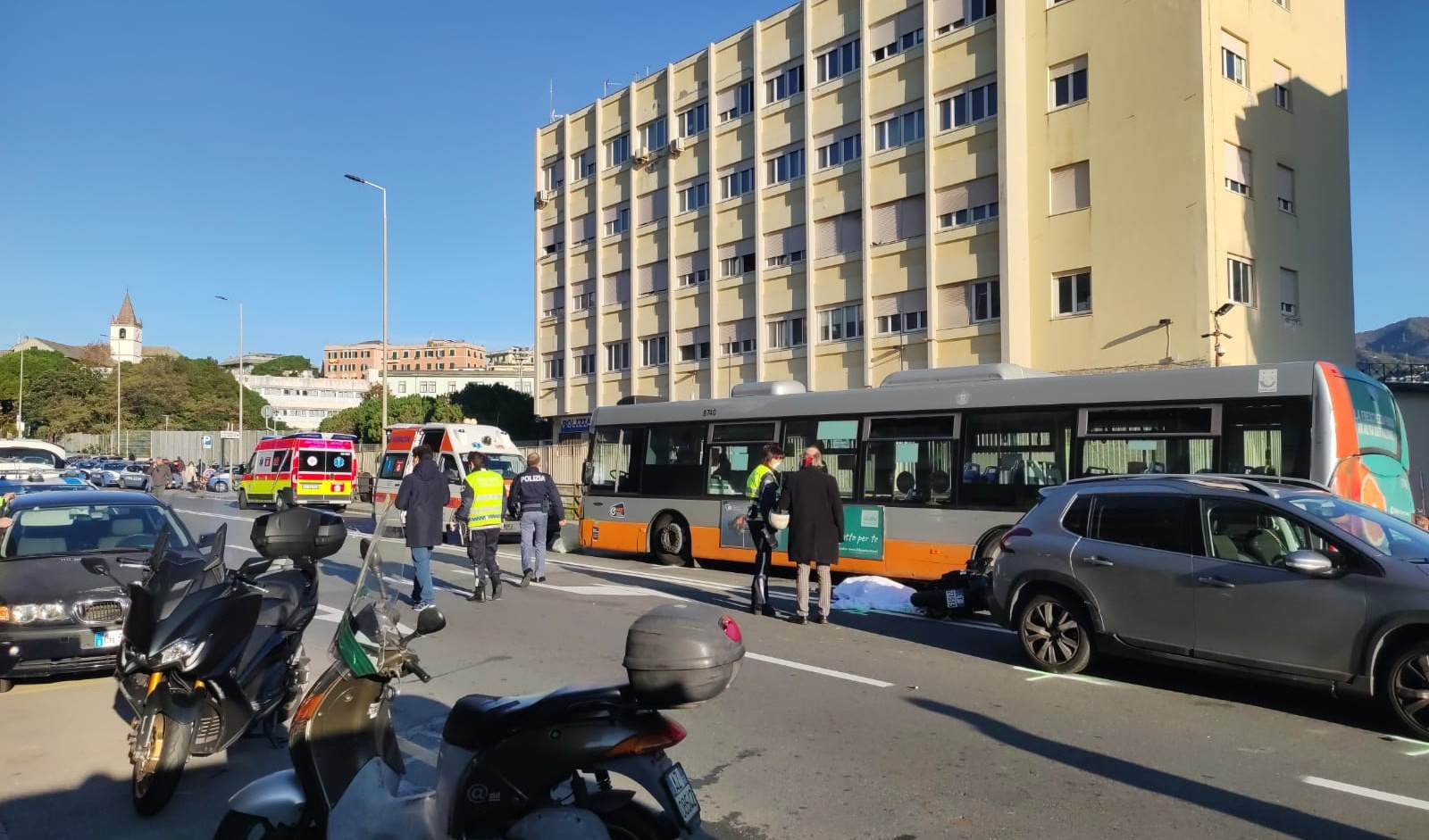 Donna travolta da un bus a Genova, ciclista denunciato per fuga ed omicidio colposo