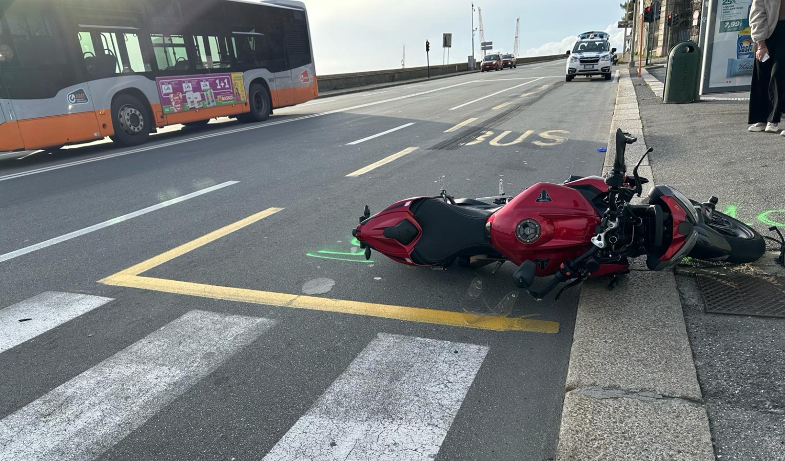 Genova, scontro fra moto e un'auto: centauro soccorso in codice rosso