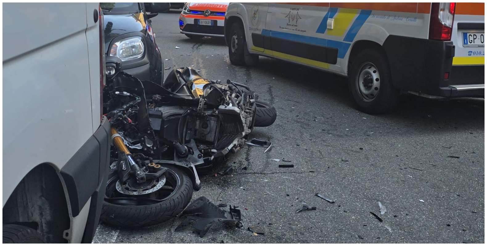 Auto piomba su moto e sfonda negozio, un ferito