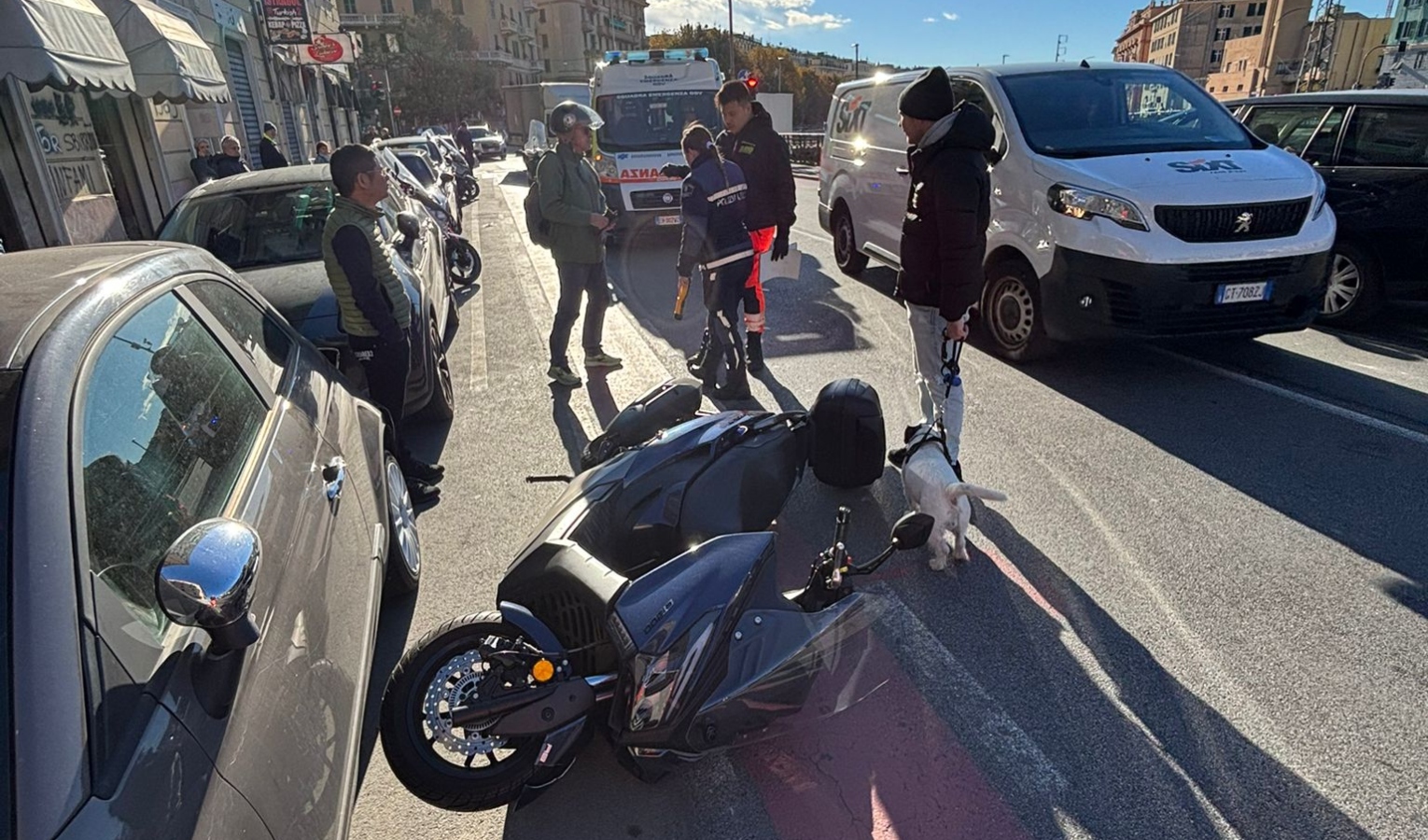 Scooter per terra in strada dopo un incidente